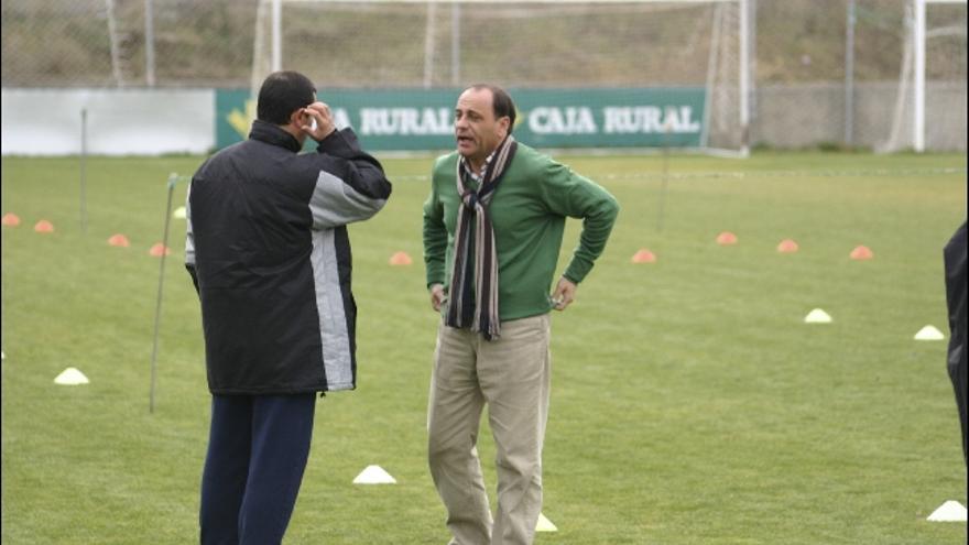 El secretario técnico del Zamora C. F., José Ramón Corchado, conversa con el entrenador rojiblanco Miguel Angel Alvarez Tomé