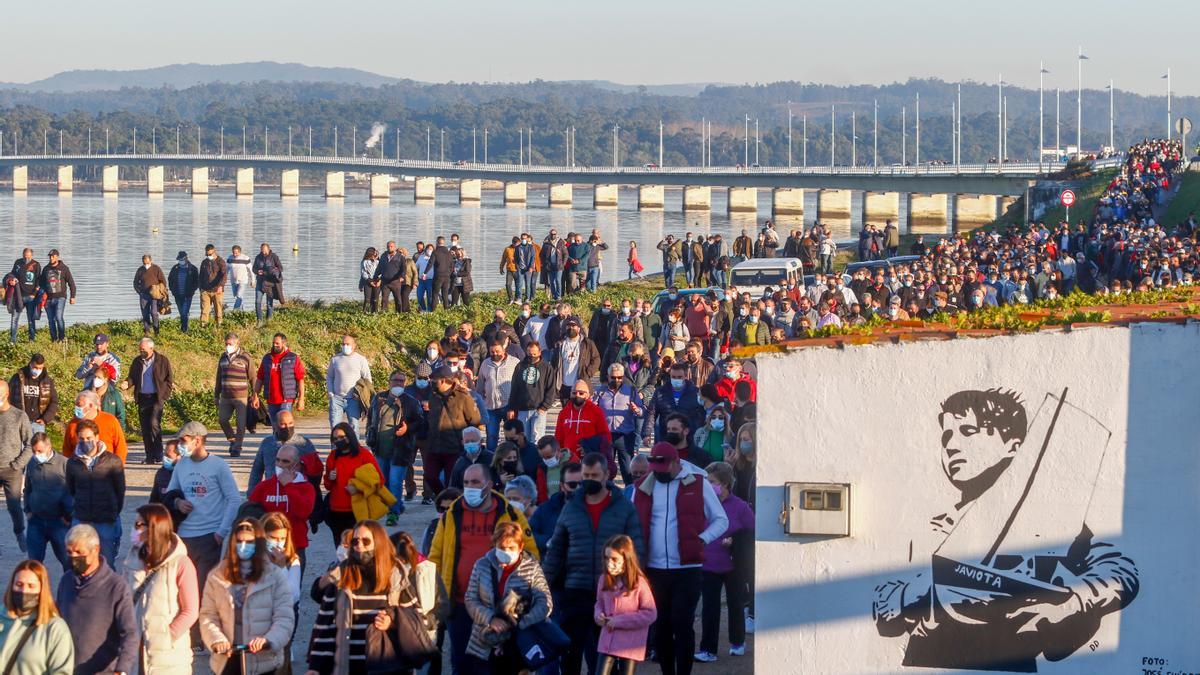 A Illa lucha por la mejilla con protestas en la calle y aplausos en el Pleno