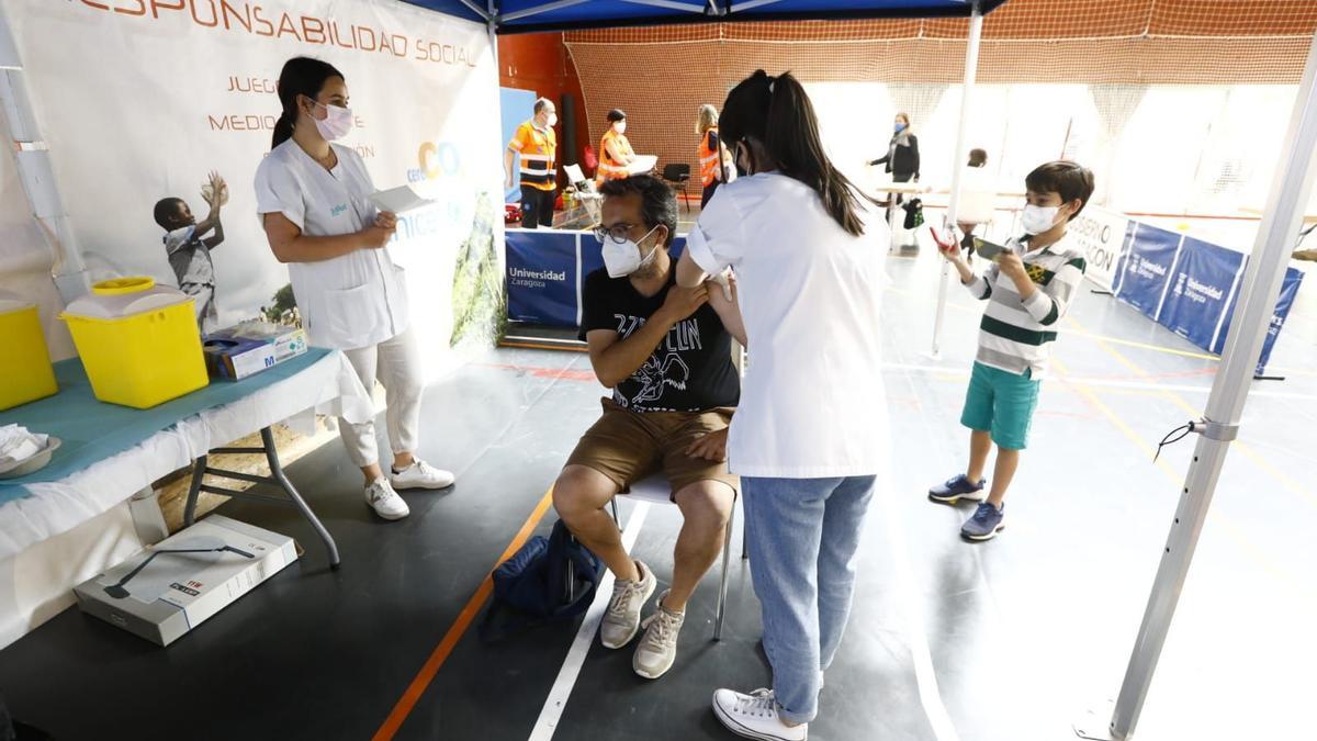 Una sanitaria vacuna a un hombre con una dosis de Janssen, este sábado.