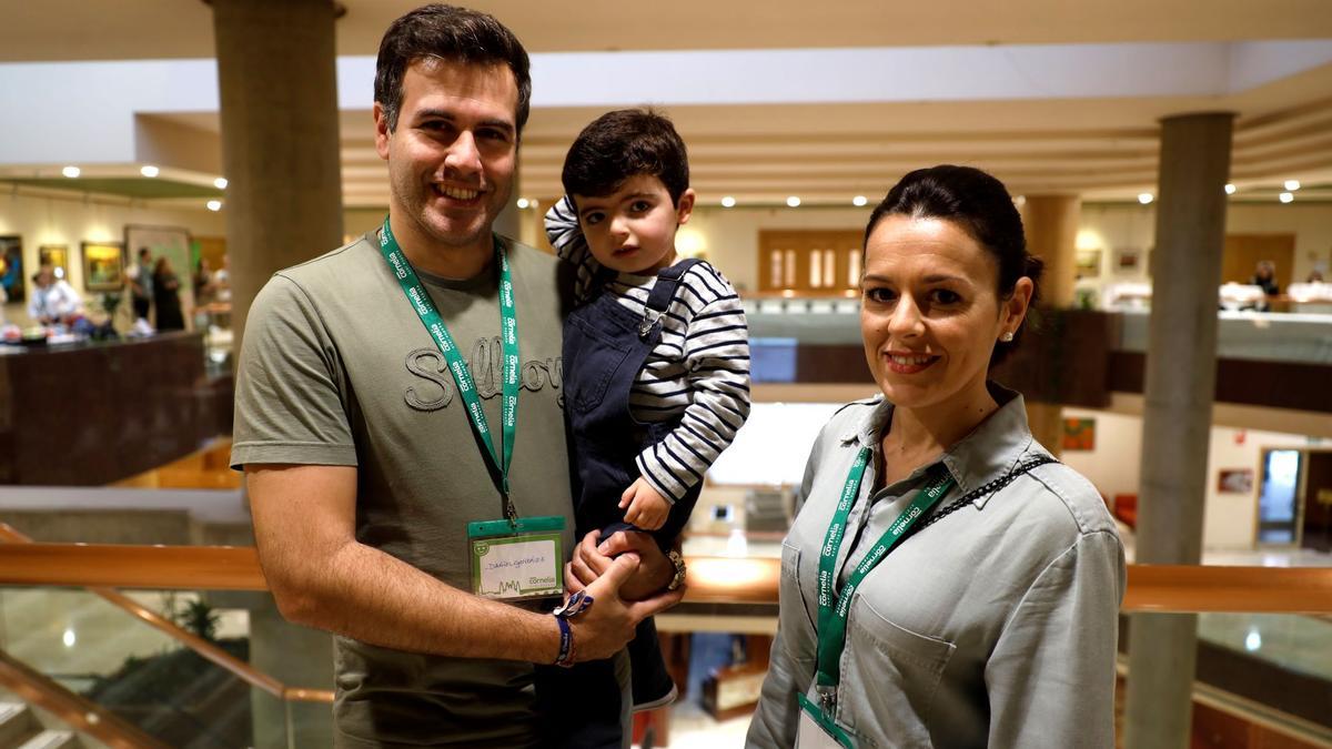 Daniel y Cristina, junto a su hijo Martín, de 3 años.