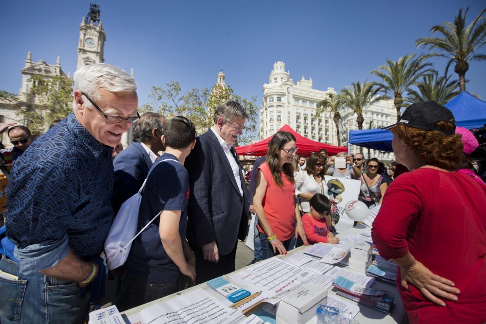 Trobada d'Escoles en Valencià en la plaza del Ayuntamiento