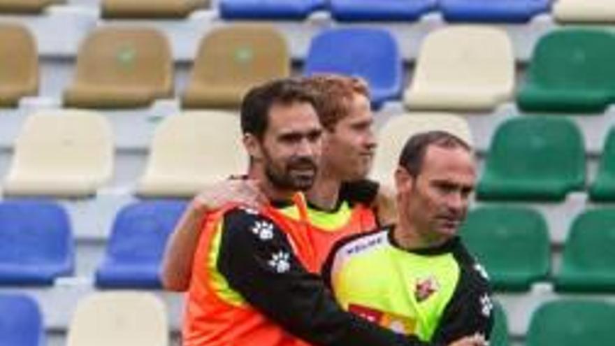 Lolo, Álex Fernández y Nino se abrazan sobre el césped del Martínez Valero.