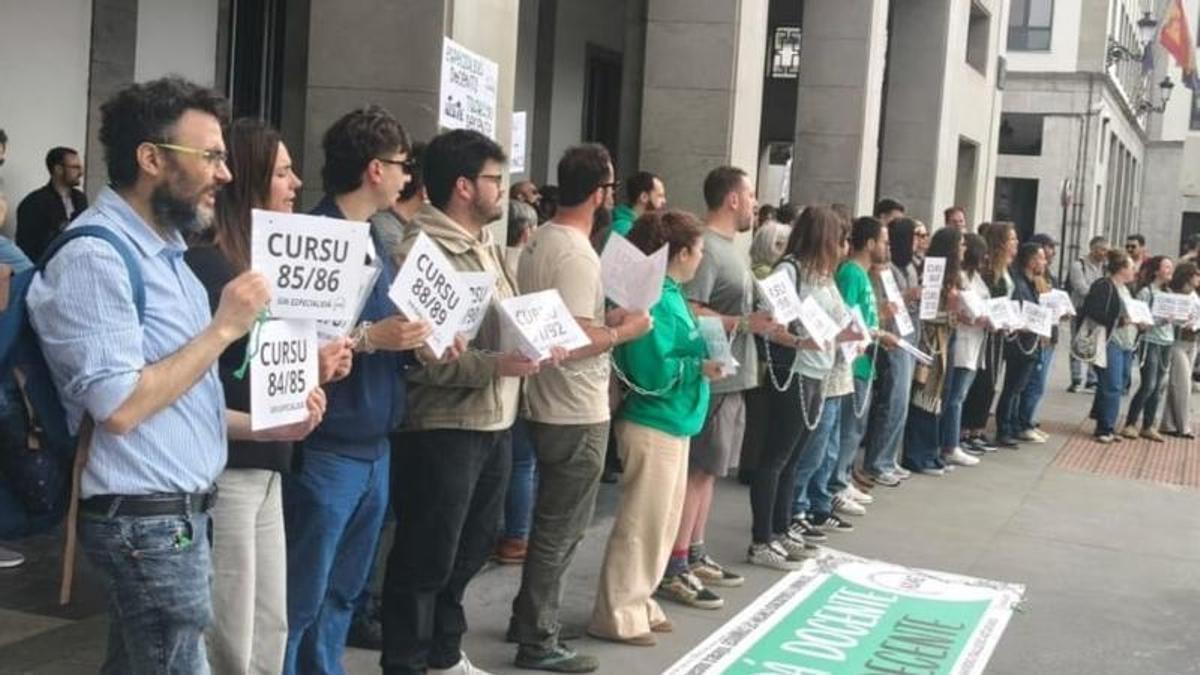 Docentes de asturiano protestan en la plaza de España de Oviedo.