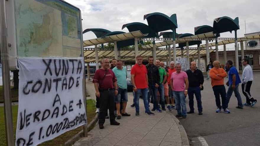 Una guagua con turistas canarios, víctima en una huelga en Pontevedra