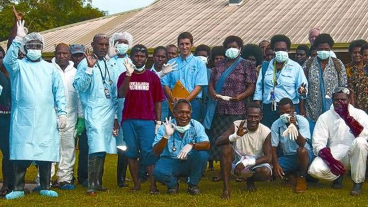 Oriol Mitjà, en el centro, con el equipo médico del hospital de Lihir, en Papúa-Nueva Guinea, el año pasado.