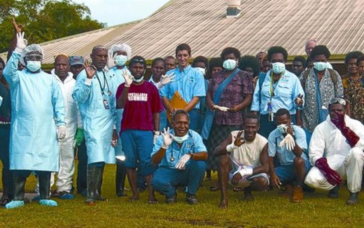 Oriol Mitjà, en el centro, con el equipo médico del hospital de Lihir, en Papúa-Nueva Guinea.