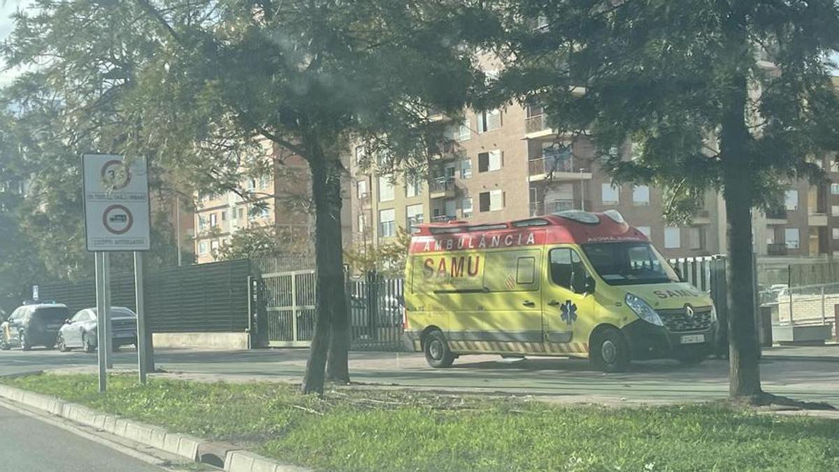 Imagen de la SAMU, en la puerta lateral de la Cuidad de la Justicia tras el suceso.