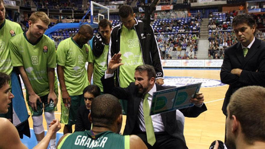 El equipo escuchando las instrucciones de Plaza.