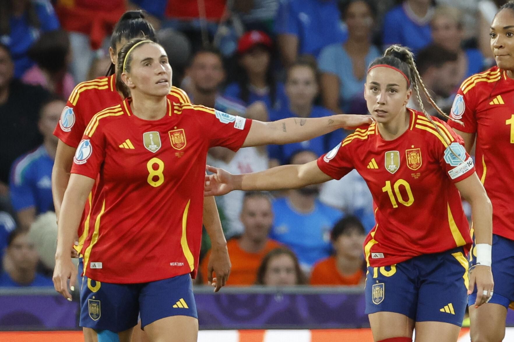 La delantera española Athenea del Castillo (d) celebra tras anotar el gol del empate este viernes, durante el partido del Grupo B de la Eurocopa 2025 que disputan las selecciones de Italia y España, en el Estadio Wankdorf, en Berna (Suiza). EFE/ Ana Escobar