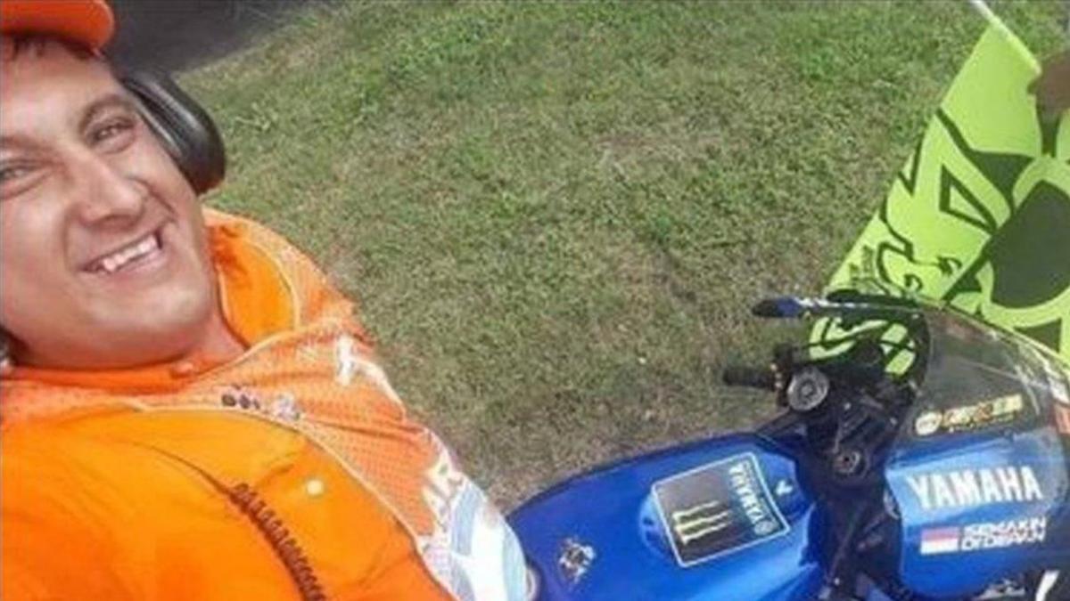 Selfi de Franco Neirot, subido a la Yamaha de Valentino Rossi, mientras se la vigilaba en Termas de Río Hondo.