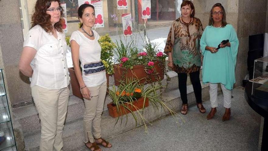 Carlota Román hizo entrega de las composiciones florales.