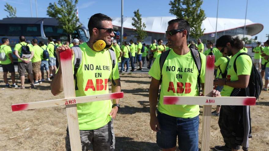 200 trabajadores de ABB Córdoba se manifiestan en la sede de Madrid