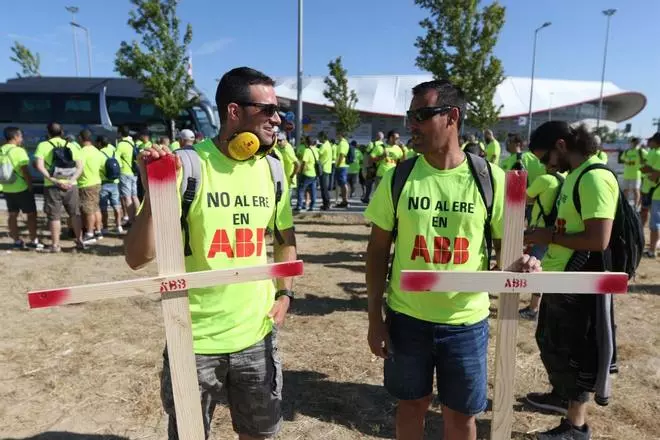 200 trabajadores de ABB Córdoba se manifiestan en la sede de Madrid