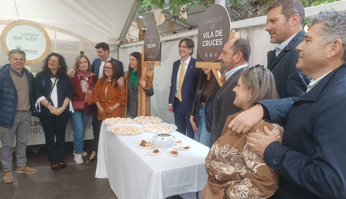 Autoridades, autonómicas y locales, en uno de los estands de productos municipales presentes en Vedra.