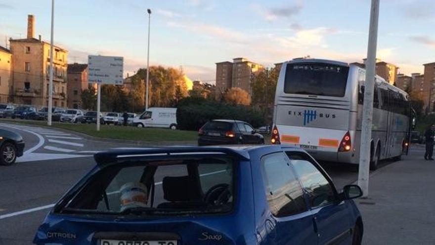 Un ferit lleu en el xoc d&#039;un cotxe i un autobús a Manresa