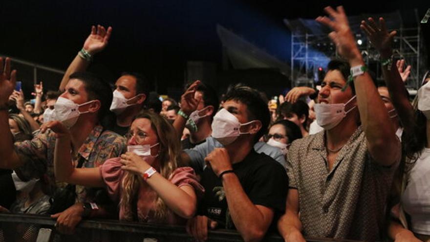 Públic amb mascareta a primera fila del concert de Kase.O al Festival Cruïlla 2021.