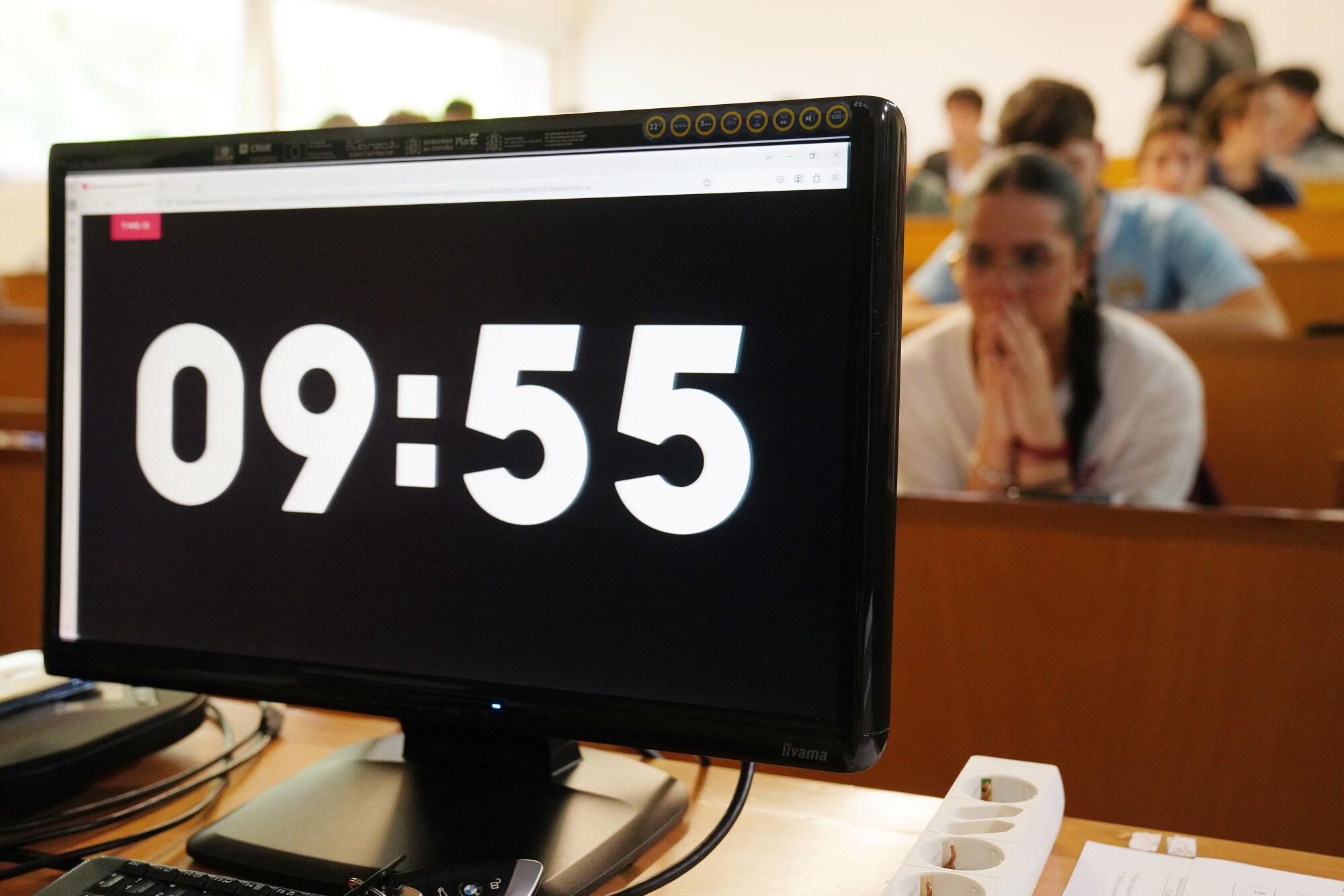 Alumnos durante el primer día de selectividad en Galicia, a 3 de junio de 2025, en Santiago de Compostela, A Coruña, Galicia (España). Un total de 12.946 estudiantes gallegos están matriculados para participar, entre este martes y este jueves, 3, 4 y 5 de junio, en la convocatoria ordinaria de la Prueba de Acceso a la Universidad (PAU), según el nuevo nombre que se le ha dado a la tradicionalmente conocida como &#039;selectividad&#039;. La convocatoria de este año contiene grandes novedades, después de que la del 2024 pusiese fin a unos modelos de examen instaurados con la covid-19 que permitían una mayor optatividad al responder las preguntas. 03 JUNIO 2025 Álvaro Ballesteros / Europa Press 03/06/2025. Álvaro Ballesteros;category_code_new;