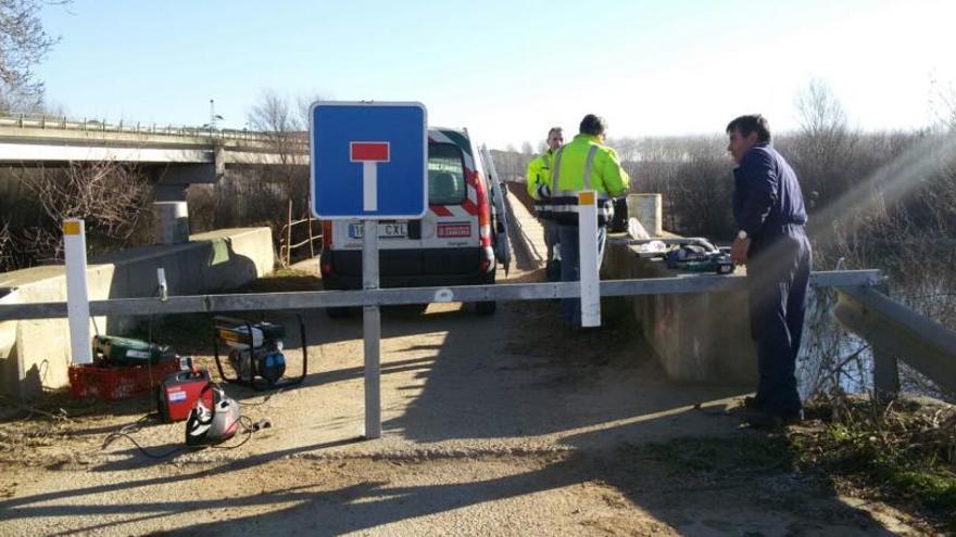 Trabajos de clausura del puente.