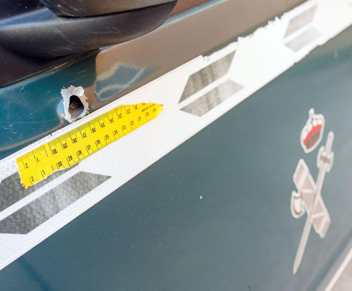 Detalle de un agujero de bala en un coche de la Guardia Civil. |  // E.P.