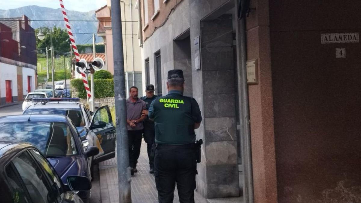 El acusado, custodiado por la Guardia Civil.