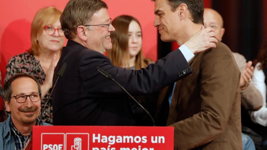 El secretario general del PSOE, Pedro Sanchez (d) junto al president de la Generalitat y secretario del PSPV, Ximo Puig durante un acto de partido en Alzira.