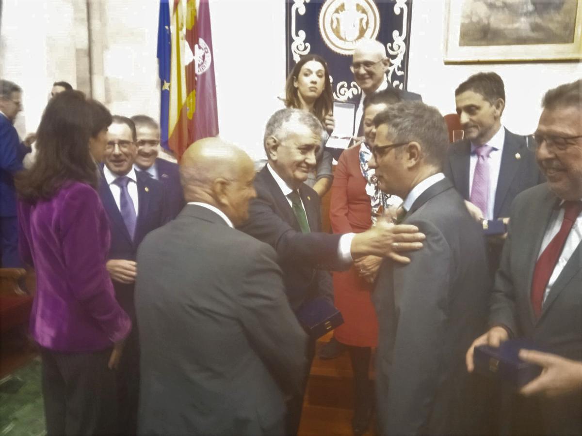 El presidente del Colegio de Graduados Sociales conversa con el ministro de Justicia al concluir el acto.