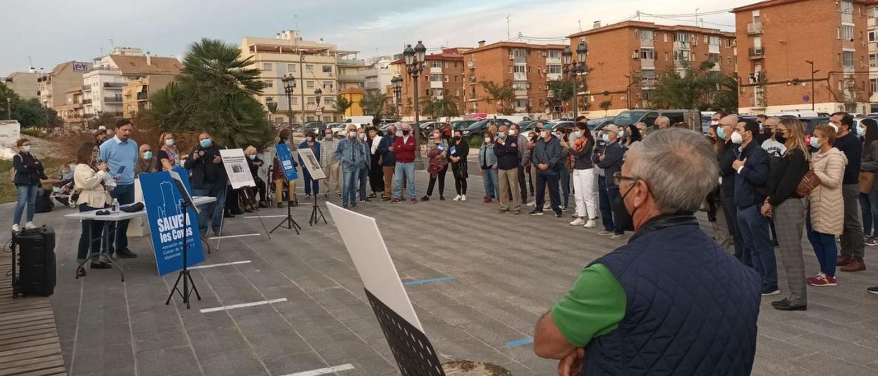 Asistentes a la concentración «Salvem les Coves» celebrada ayer frente a la Torre. | L-EMV