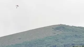 Una treintena de medios, aéreos y terrestres se afana en sofocar un incendio forestal en Carpio de Azaba (Salamanca)