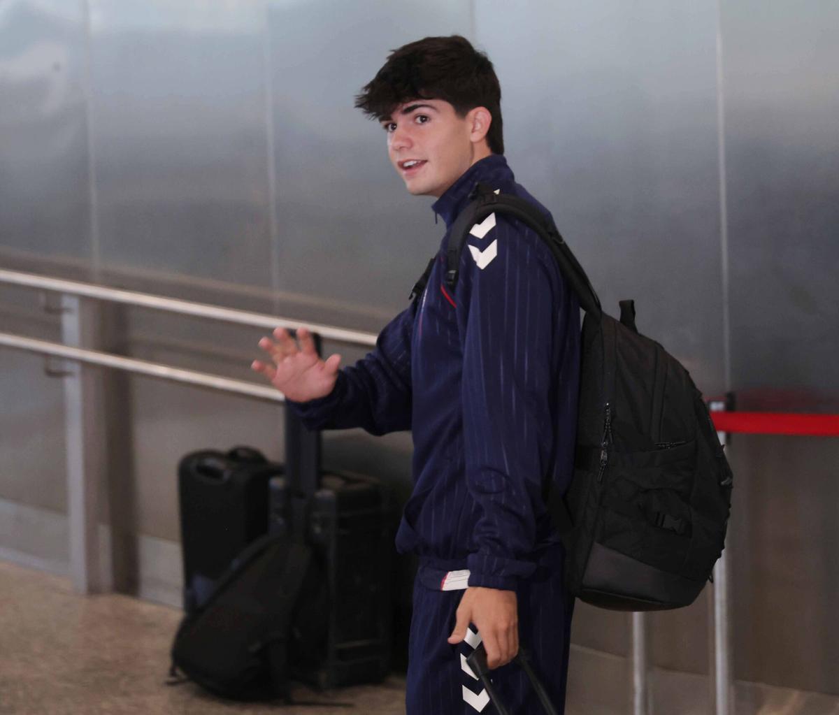 La expedición del Celta ha partido este miércoles desde el aeropuerto de Vigo para cerrar su preparación con dos amistosos contra el Sassuolo y en Nápoles La expedición del Celta ha partido este miércoles desde el aeropuerto de Vigo para cerrar su preparación con dos amistosos contra el Sassuolo y en Nápoles
