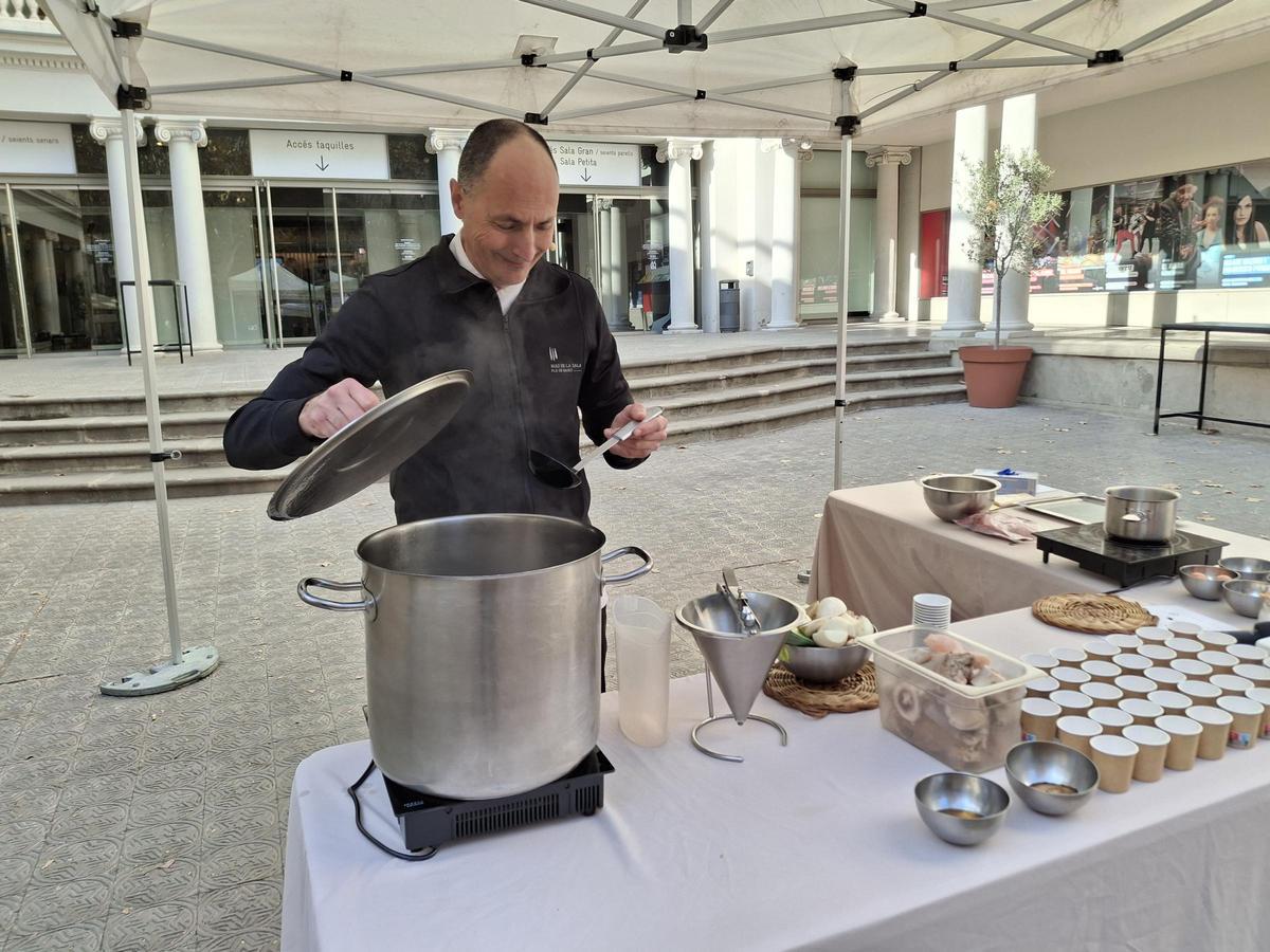 Nani Sala, del Mas de la Sala, amb el brou que ha elaborat