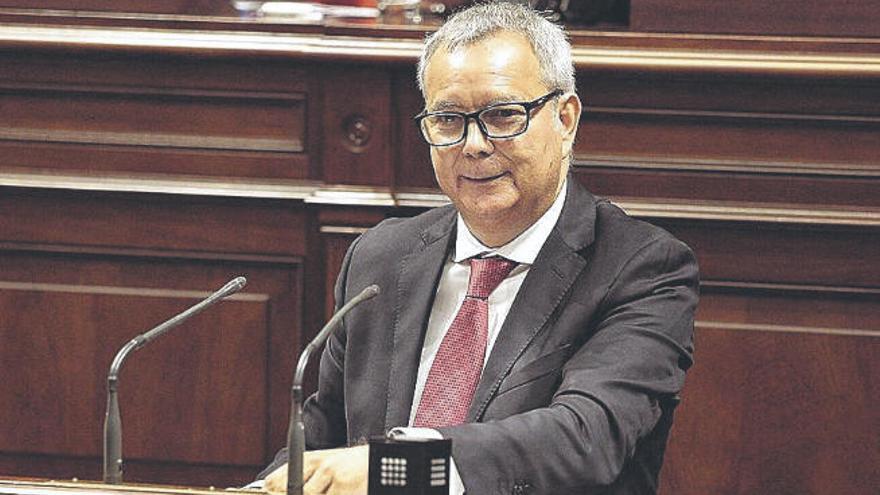Sebastián Franquis, consejero de Obras Públicas, en el Parlamento.