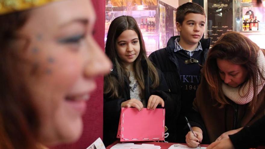 Los pajes reales recorren los mercados de Córdoba recogiendo cartas