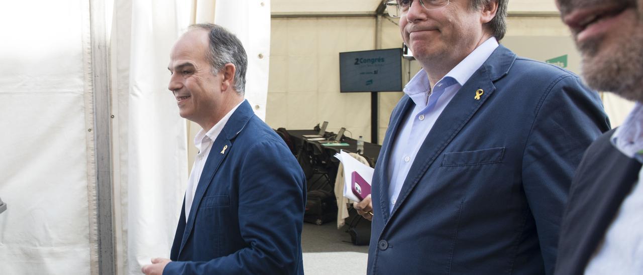 Archivo - El expresidente de la Generalitat Carles Puigdemont y el exconseller Jordi Turull llegan al Congreso de Junts