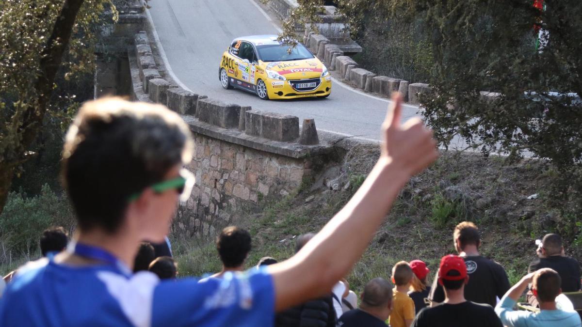 Aficionados disfrutando del Rallye de Sierra Morena.