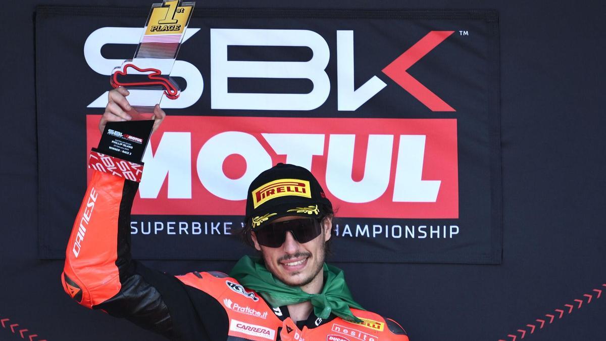 El piloto italiano á box con Fermín Aldeguer tras su exitosa etapa en Superbikes durante al menos un curso