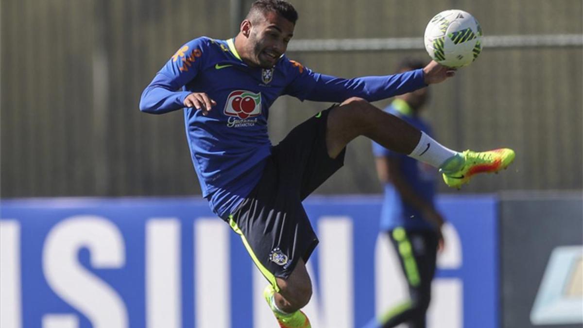 Luan, en un entrenamiento con Brasil