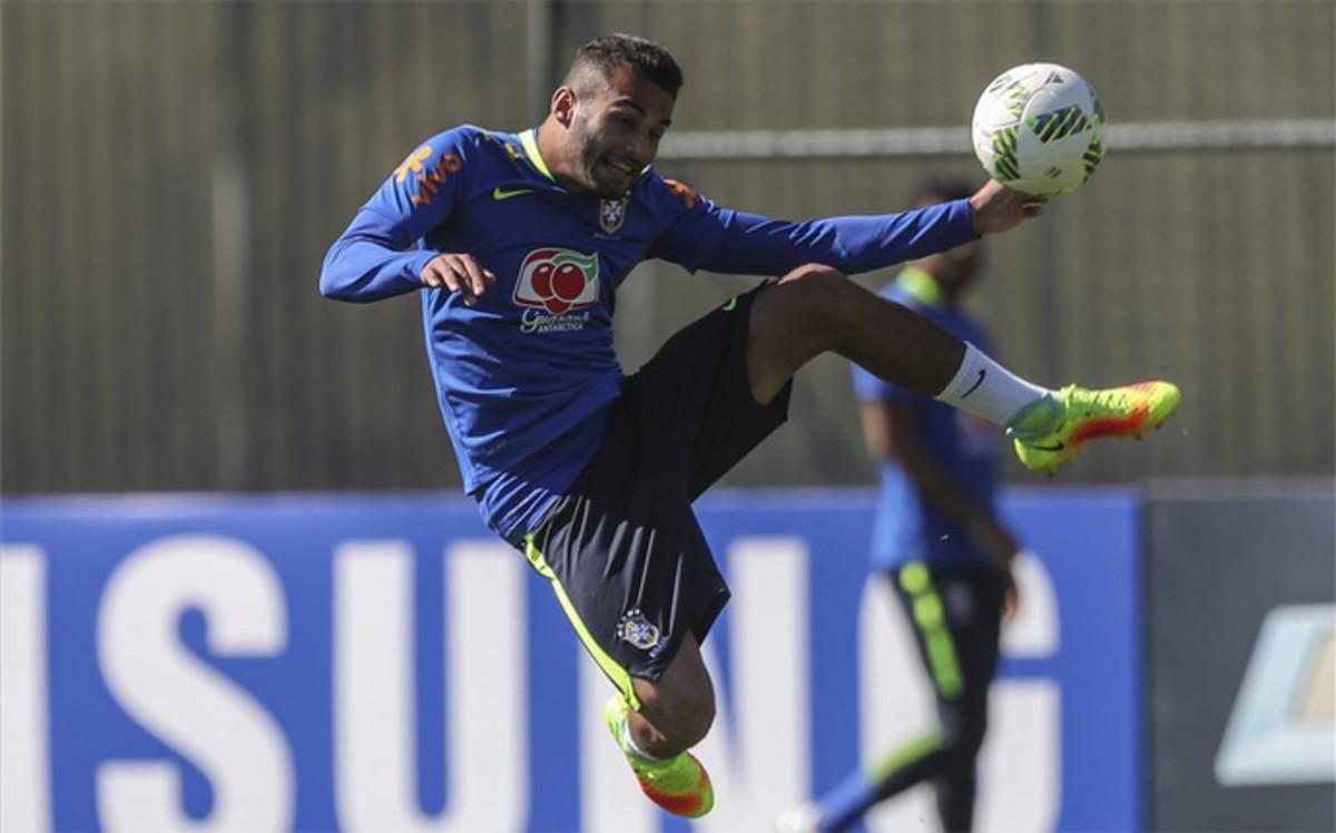 Luan, en un entrenamiento con Brasil Luan, en un entrenamiento con Brasil