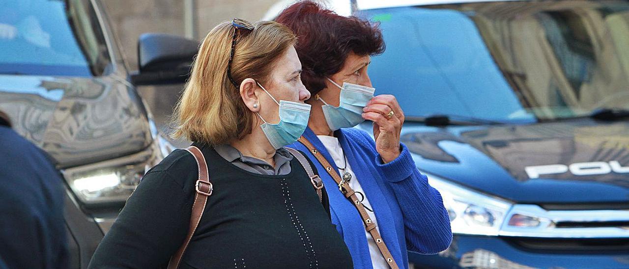 Dos mujeres con mascarilla en la ciudad de Ourense. |   // IÑAKI OSORIO