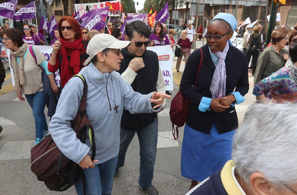 Miles de personas participan en la marcha convocada por los sindicatos para este martes, Día Internacional del Trabajo