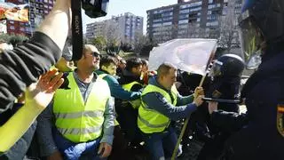 Directo | Los agricultores dejan de cercar La Aljafería tras una tensa protesta y se asientan en el centro de Zaragoza