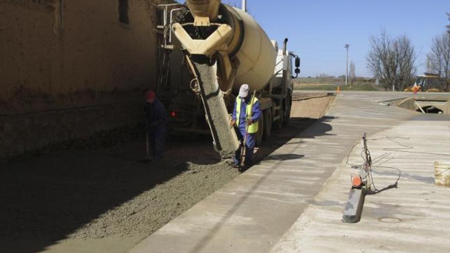 Obras de mejora de la pavimentación en Castroverde, uno de los municipios acogidos a la actual convocatoria.