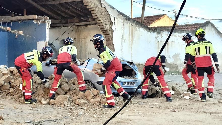 El derrumbe de parte de una vivienda en Palencia provoca daños en varios vehículos aparcados