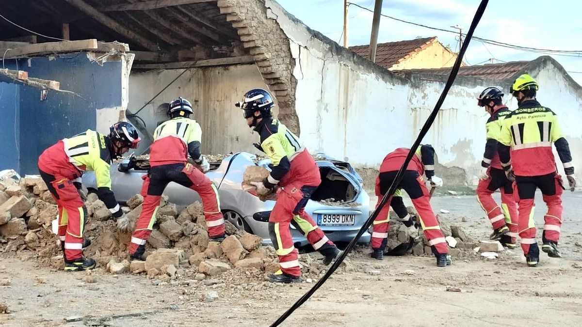 Los bomberos intervienen en el derrumbe ocurrido en Palencia.