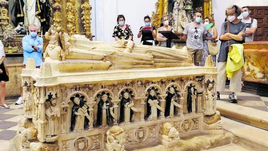 Visitantes del monasterio del Sancti Spíritus admiran los detalles del sepulcro de alabastro de la  reina Beatriz de Portugal en el coro de la iglesia. | M. J. C.