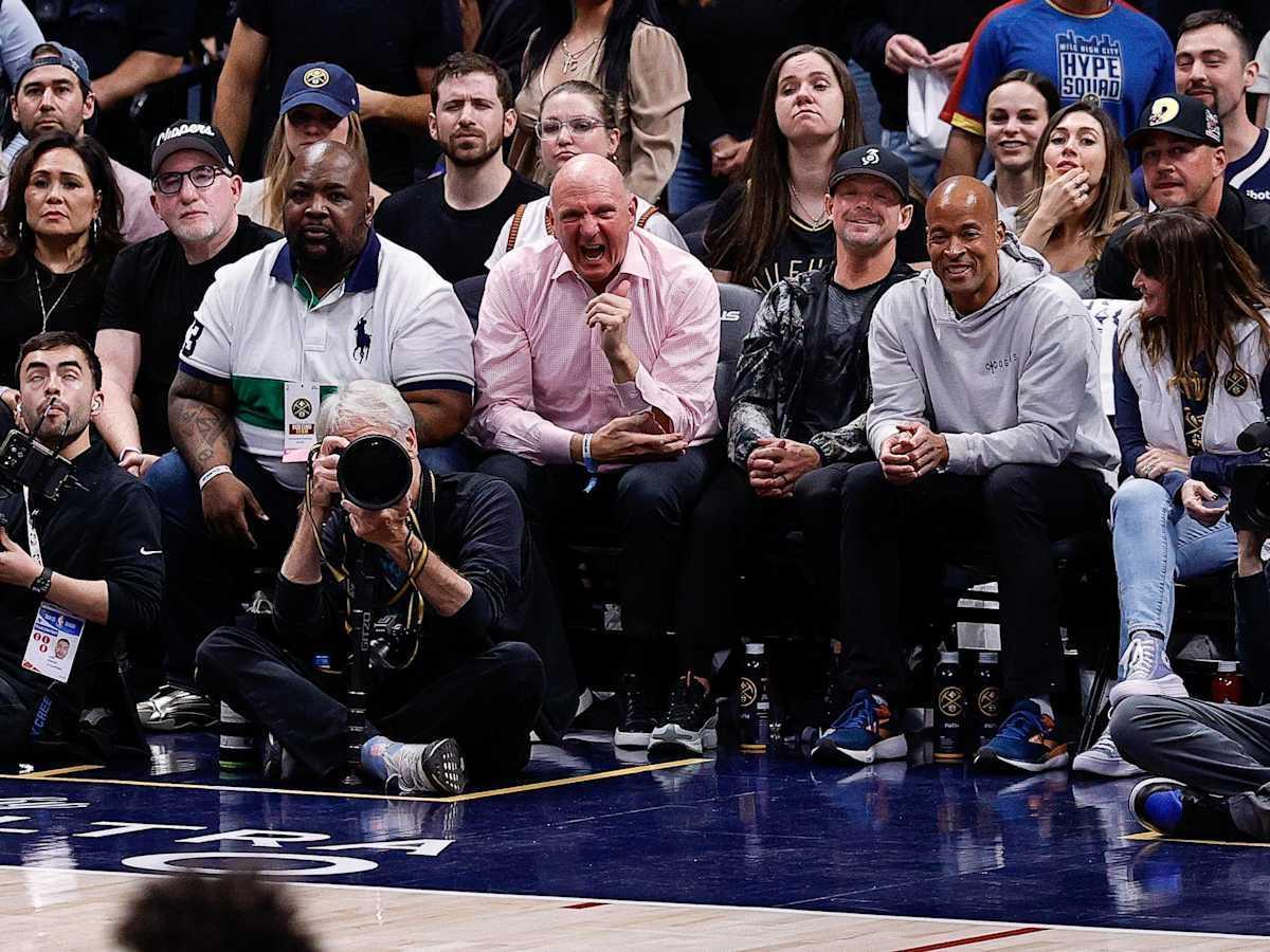 Ballmer, en el centro de la imagen
