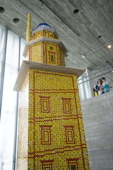 Una Torre de  Hércules con 7.000 cubos de Rubik