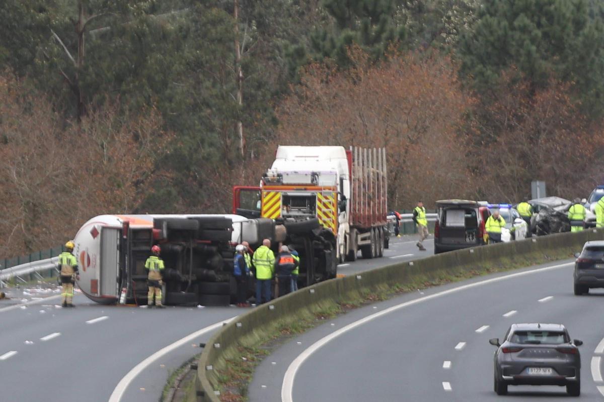 Un accidente entre un camión de mercancías peligrosas y un turismo deja dos heridos y dificulta la circulación en la AP-9