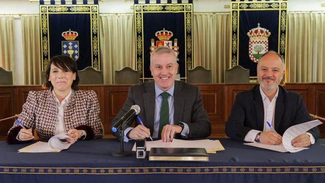 María Jesús Lorenzana, Luis Piña y David Regades durante la firma del convenio en marzo.