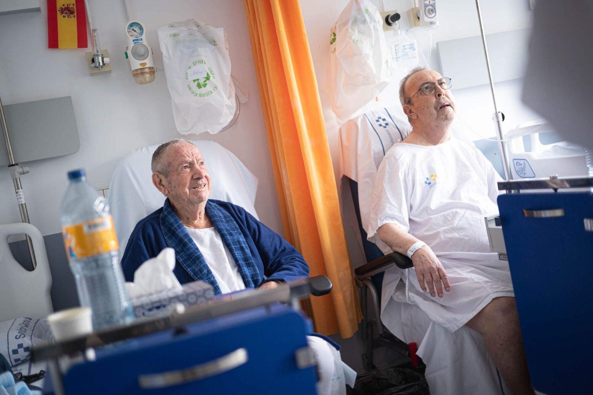 La consejera de Sanidad, Esther Monzón, el gerente del Complejo Hospitalario Universitario de Canarias (HUC), Adasat Goya, y el gerente de Atención Primaria de Tenerife, Jesús Delgado, presentan el servicio de Cuidados Paliativos del HUC  y la ampliación de los cuidados paliativos domiciliarios al norte de Tenerife.