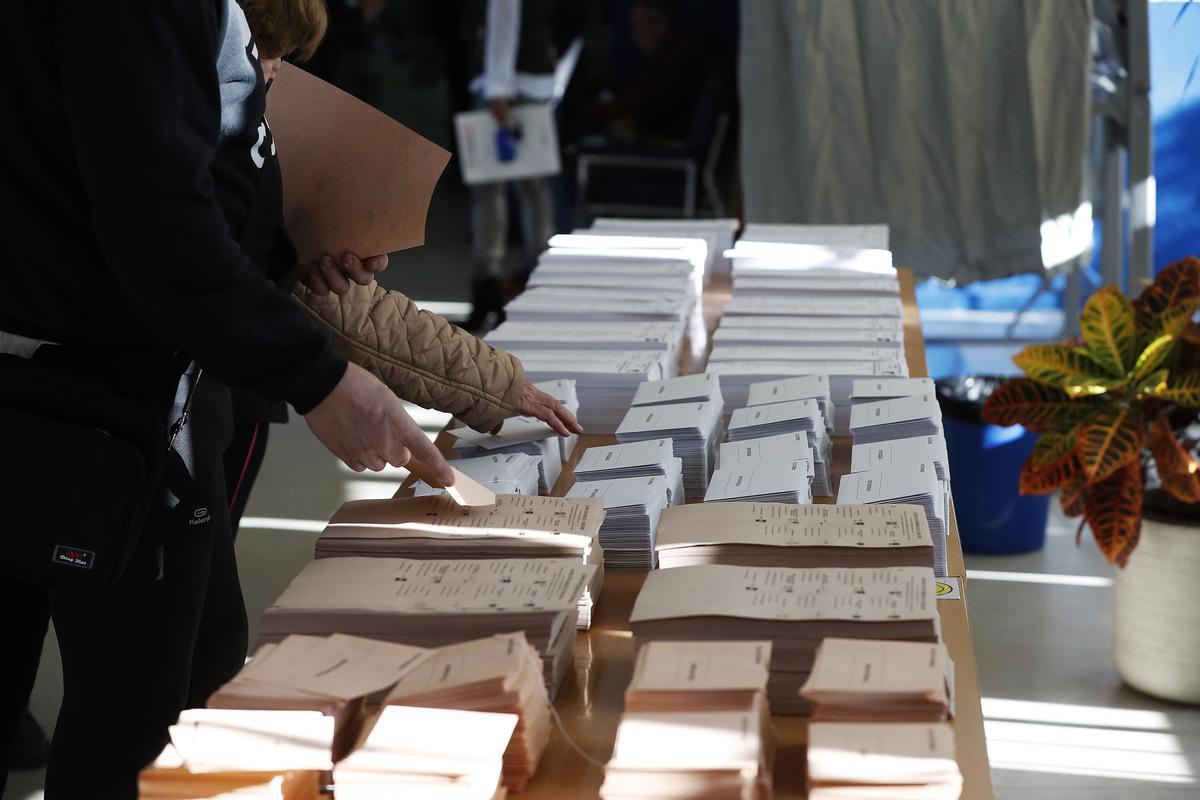 Imagen de una mesa electoral. Imagen de una mesa electoral.